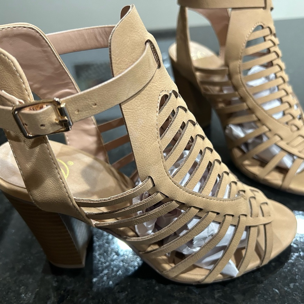 D brand, strap, he sandals